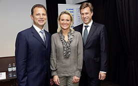 Rudolf Melzer, Präsident des Internationalen Forums für Wirtschaftskommunikation, Alexandra Meissnitzer, mehrfache Olympia- und WM-Medaillengewinnerin, sowie Klaus Schmid, Vorstandsvorsitzender der Capgemini Consulting.
